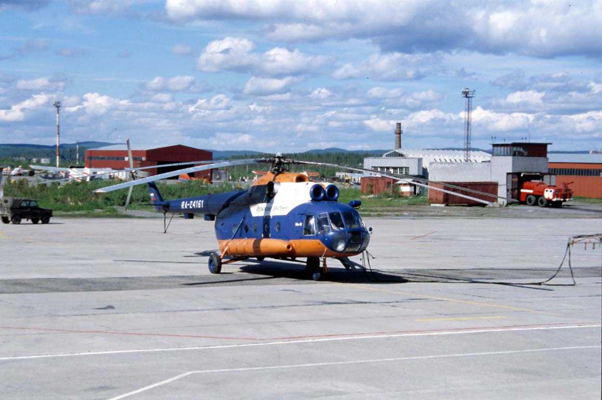 Lufthavn. Et helikopter på bakken, Mil Mi-8 "Hip" Ra-24161