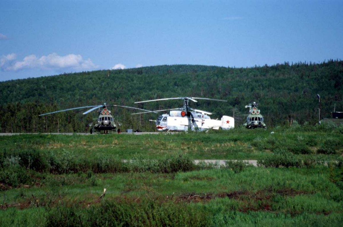 Lufthavn. Helikopter på bakken, Kamov Ka-27PS/Ka-28 + 2stk Mil Mi8.