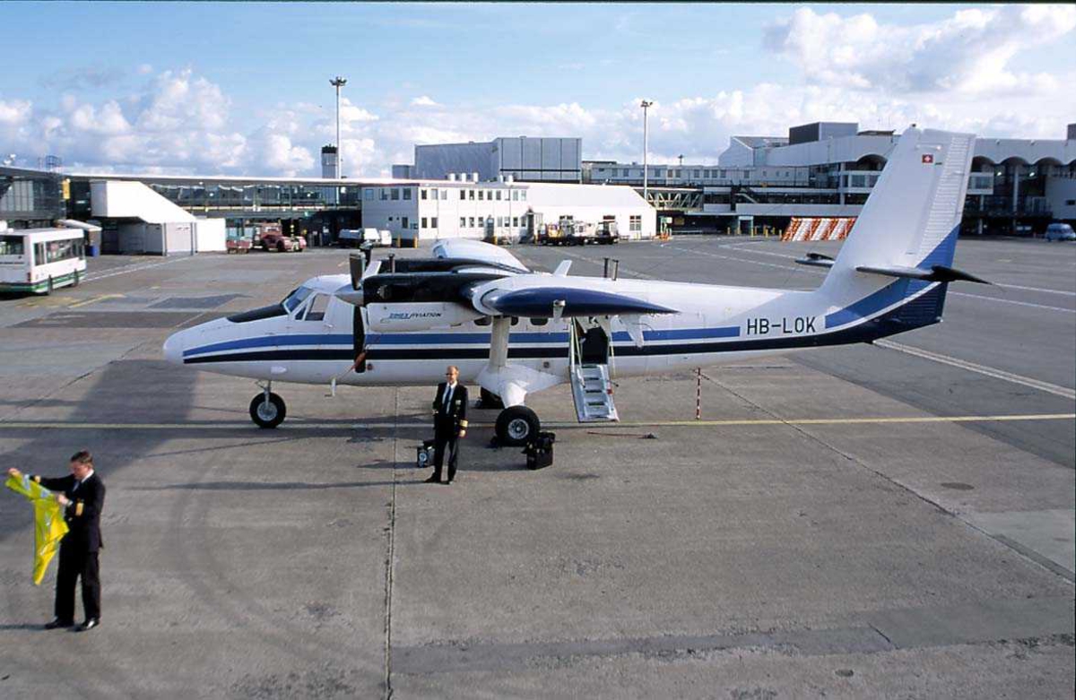 Flyhavn, 1 fly på bakken, HB-LOK DHC-6 Twin Otter fra Zimex Aviation.