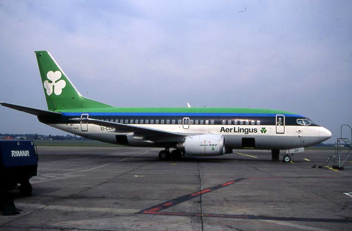 Ett fly på bakken, Boeing 737-548 EI-CDF "St.Cronan"  Fra Aer Lingus. DUB Dublin, Irland.