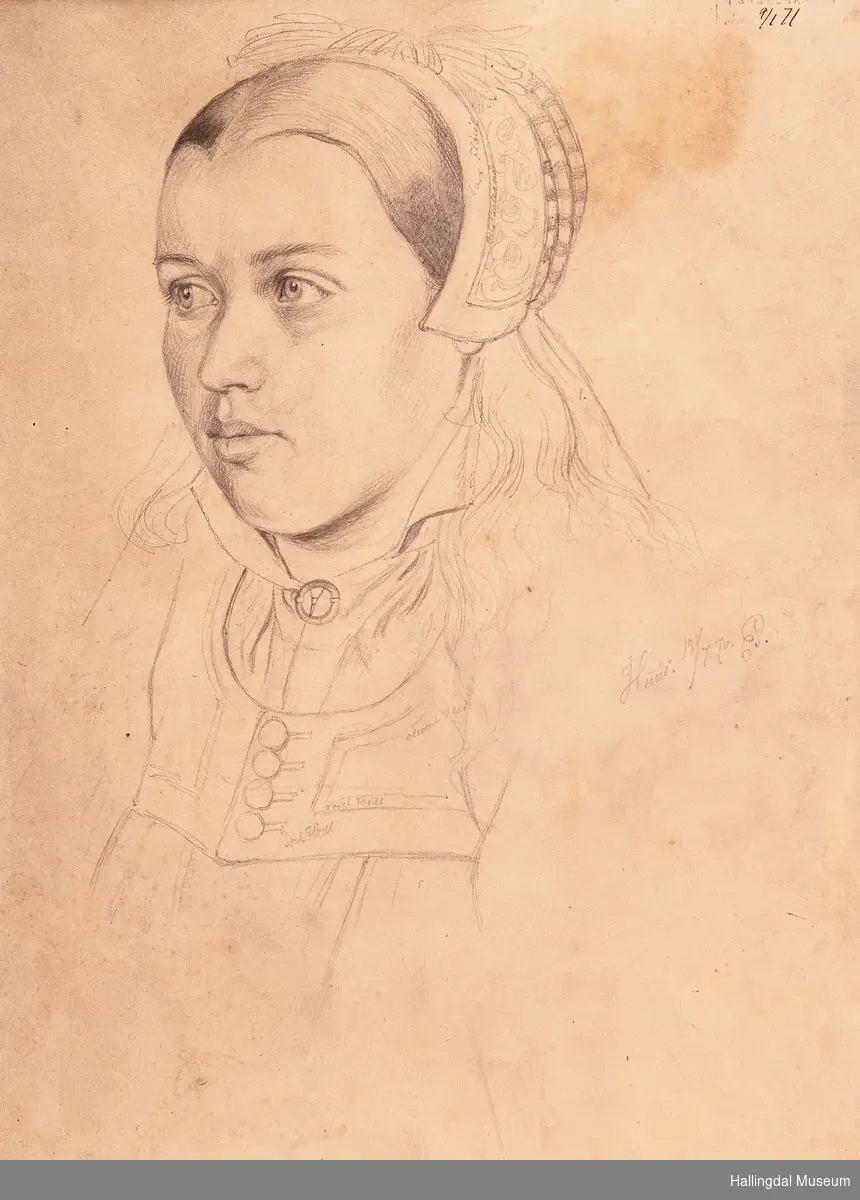 Portrett av ei jente fra Huus i Ål.  Hun er iført hallingbunad med kneppatrøye, skjorte med halsring.  På hodet har hun et jentepannelin.