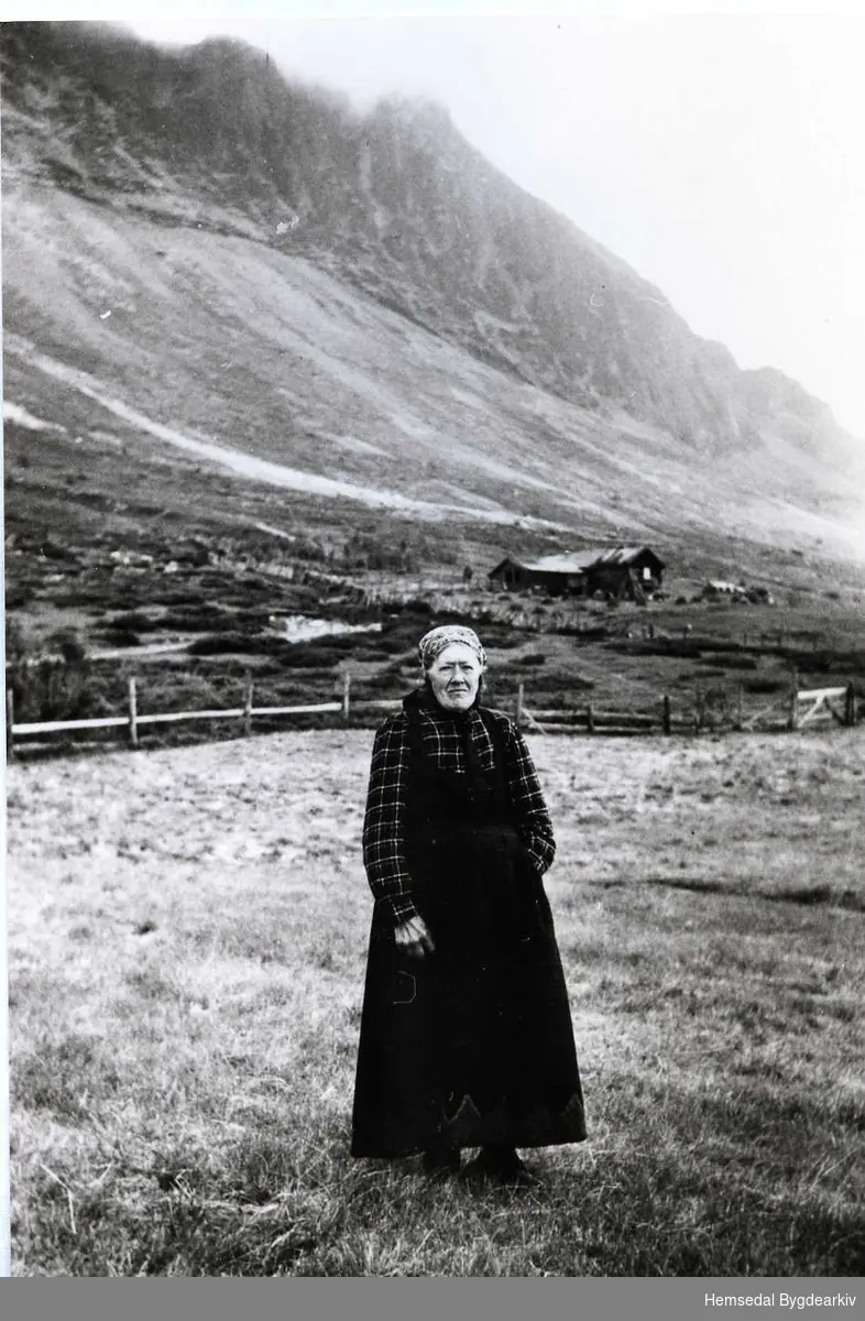 Kari Haug, fødd Grøndalen (1872-1964) på Løkenstølen i Hemsedal, ca. 1950