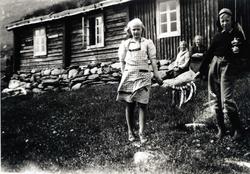 Søre Finsetvollen 71/2 i Hemsedal, ca. 1942.
Frå venstre: Ma