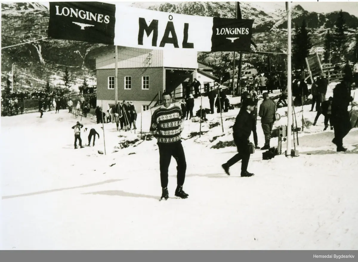 Alpint NM i 1964 i Hemsedal. Olav O. Dokk i målområdet.