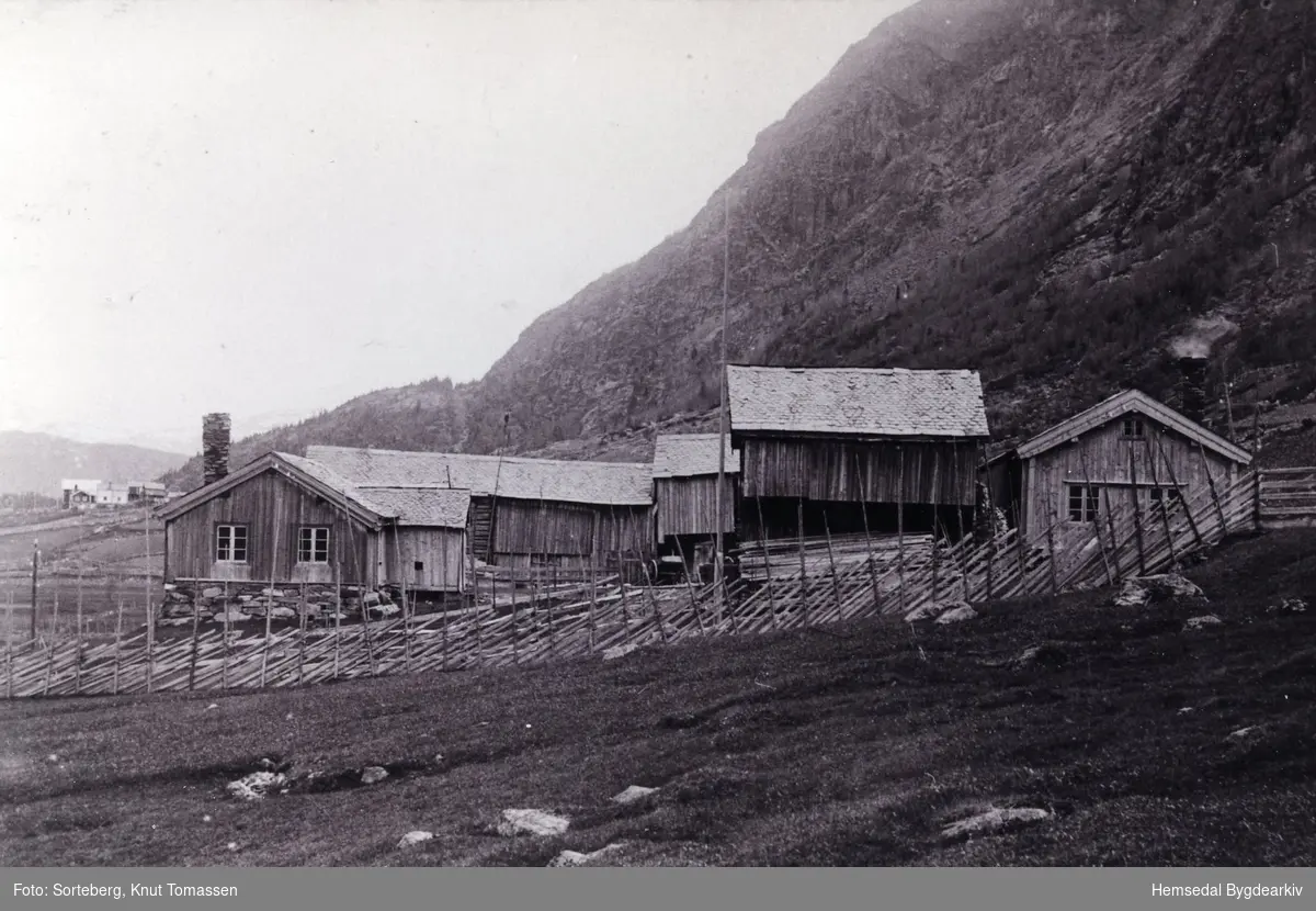 "Grøteteigen" Hallingstova(-stugu,dialekt) er frå kring 1740. Kårstova (Kårstugu, dialekt) vart bygd i 1890. Det er ukjent når loftet vart bygt.