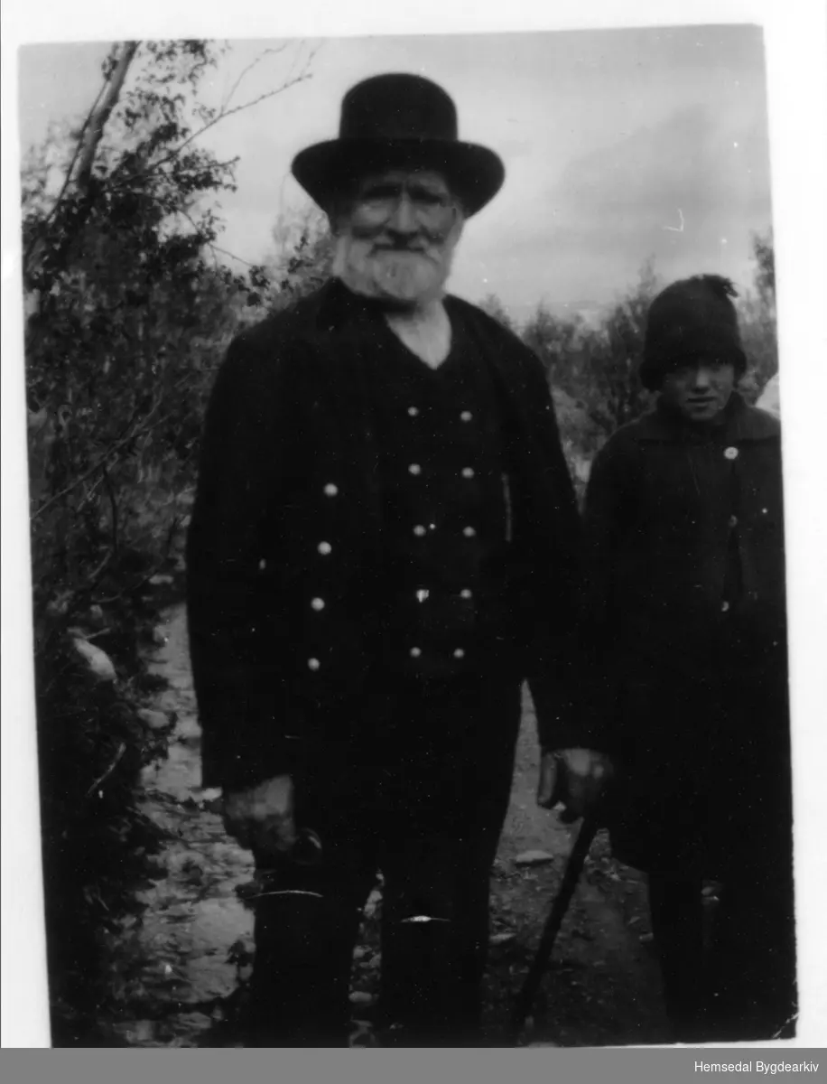 Gamle Jon Wøllo, fødd 1852 , frå Vøllo i Hemsedal, på Valdrestur - ein siste tur på kjende trakter der han hadde handla fé i sine yngre dagar. Biletet er teke ca. 1930.