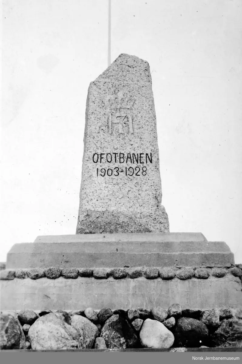 Kongebautaen ved Ofotbanens kilometer 39,9, reist ved banens 25 års-jubileum og avduket 14. juli 1928