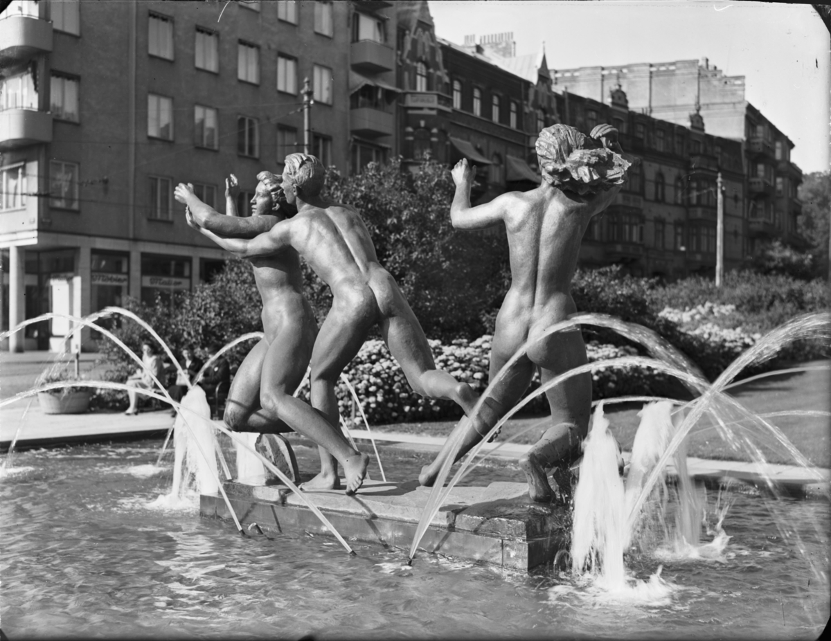 Arildfontänen med skulpturen Lekande ungdom av konstnären Axel Wallenberg
Exteriör