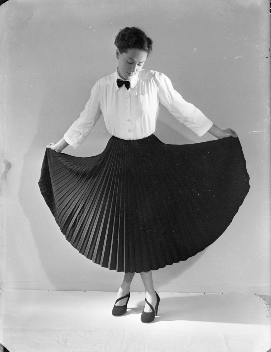 Kvinna med plisserad kjol
Annonskampanj för skor hösten 1948