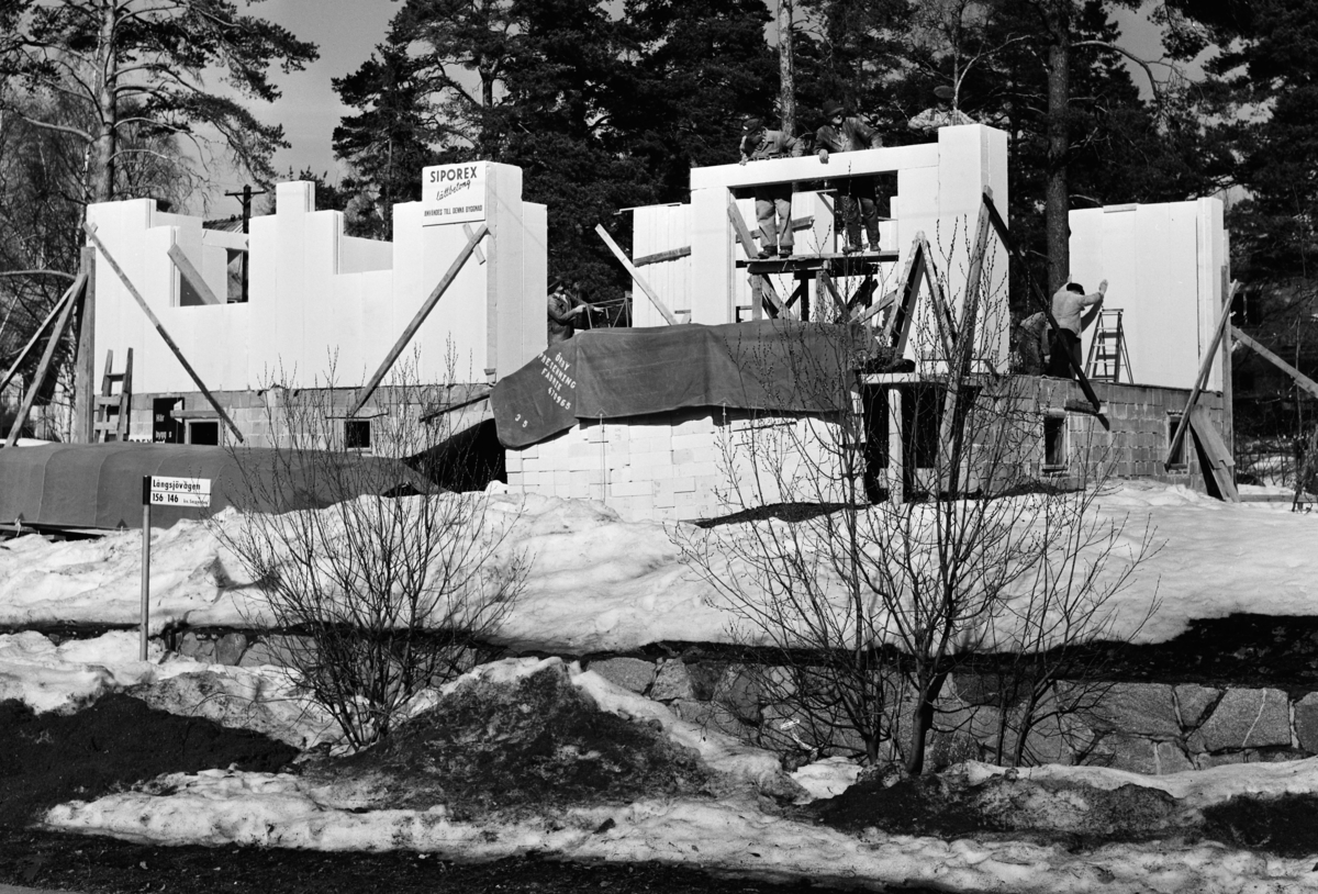 Siporexvilla i Långsjön
Exteriör. Villa under resning i soligt vinterlandskap, bland tallar