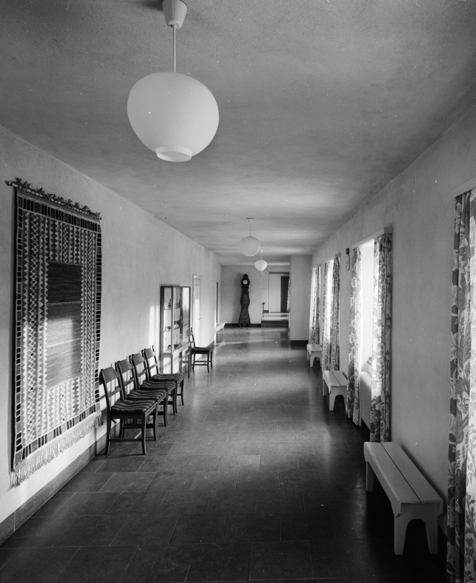 Hushållsseminarium
Interiör, korridor med stolar och bänkar utefter väggarna