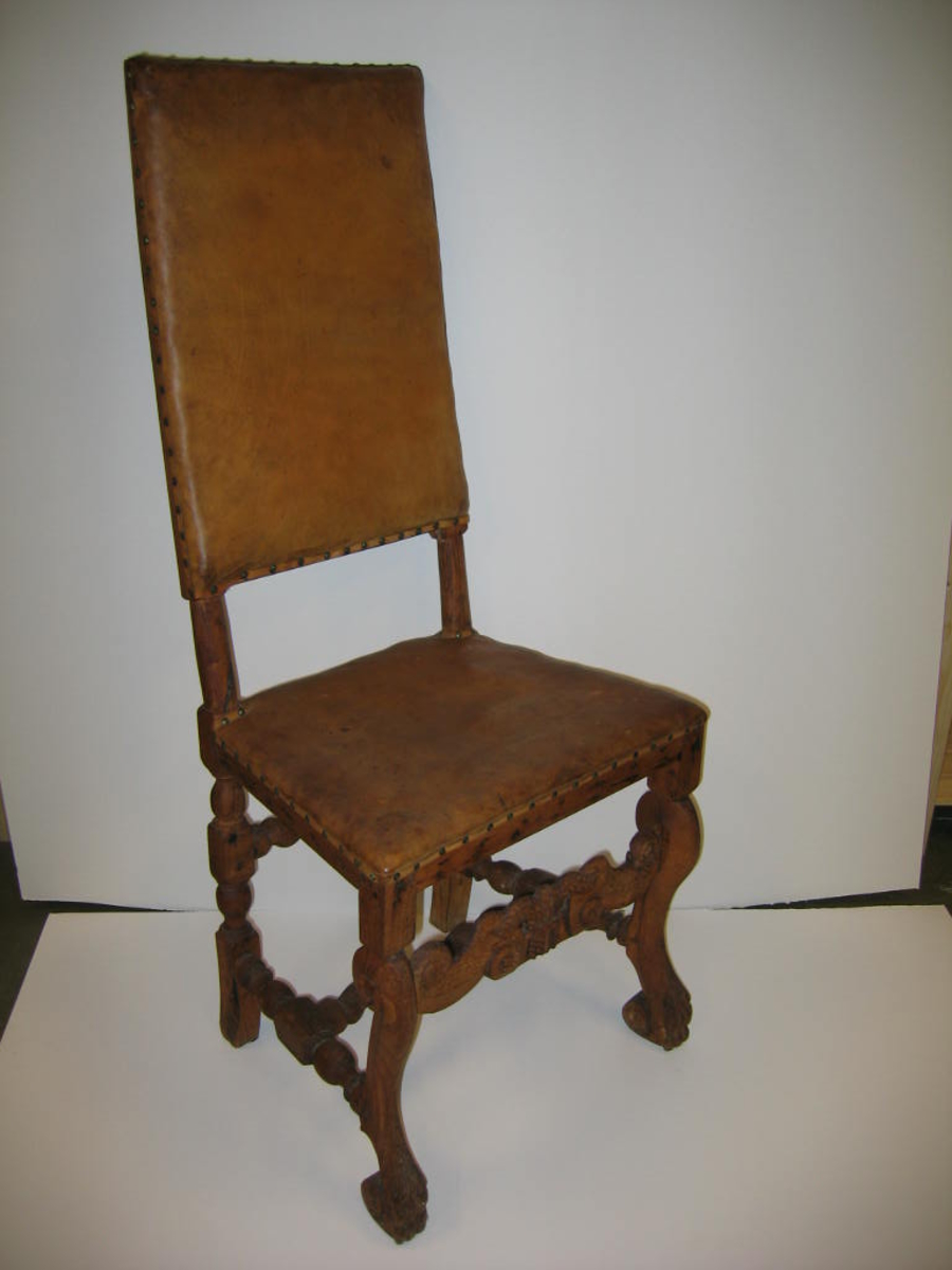 2 stoler (2492 - 93).

Rococo. Ligner "B og stol i Norge" no 153. Kjöpt 1902 i Lærdal.
Restaurert av mig. (G.F.H.)

G.F.H.