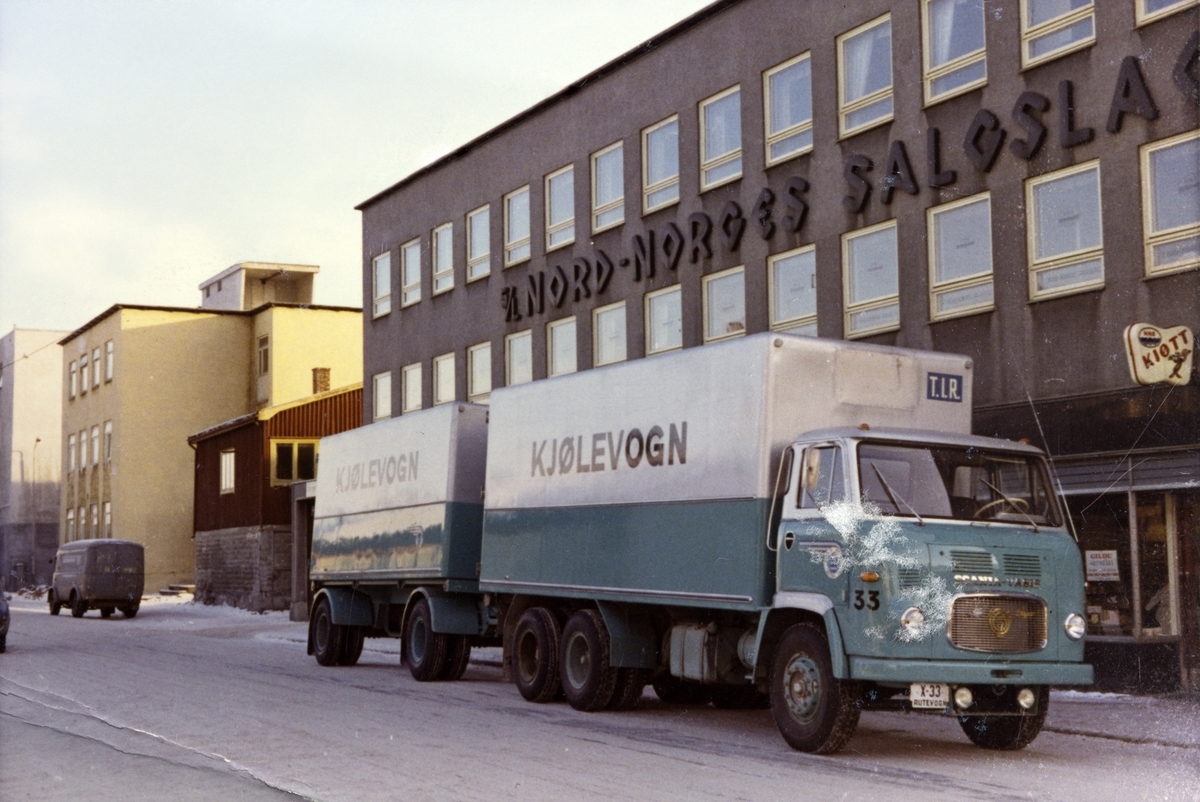 HORB-lastebil med henger, fotografert utenfor Salgslaget i Havnegata.
