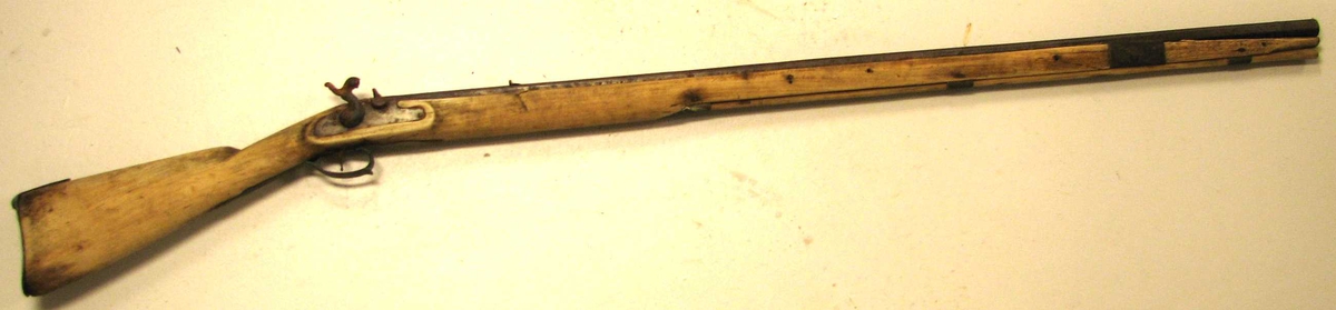 1 gevær.

Gammel mundladnings rifle med glat löp, hvis diameter er 1,3 cm. Löpets længde 107,2 cm.
Helskjæftet. Ladestok mangler. Avtræksböile og beslaget for ladestok av messing.

Kjöpt av landhandler Theodor Lindström, Lærdal.