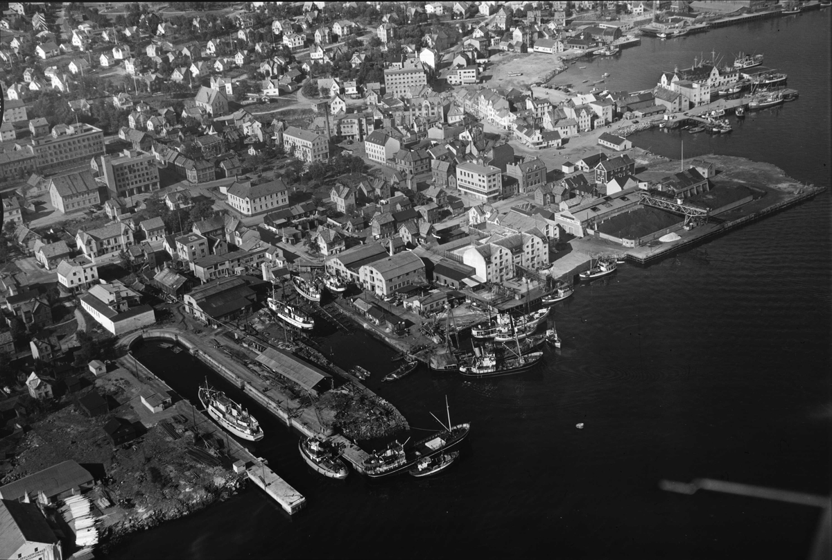 Flyfoto av Harstad sentrum, med Kaarbøverkstedet og BJN-kaia i forgrunnen.