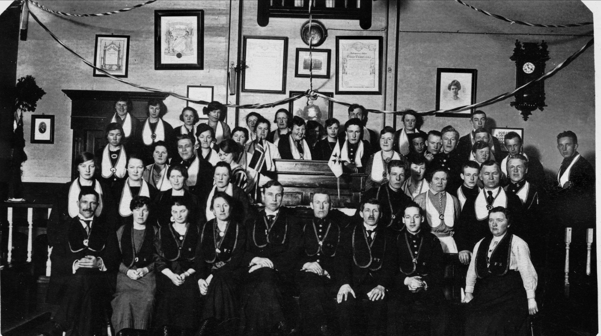 Gruppebilde av IOGT-losjen "Forposten", fotografert i 1922.