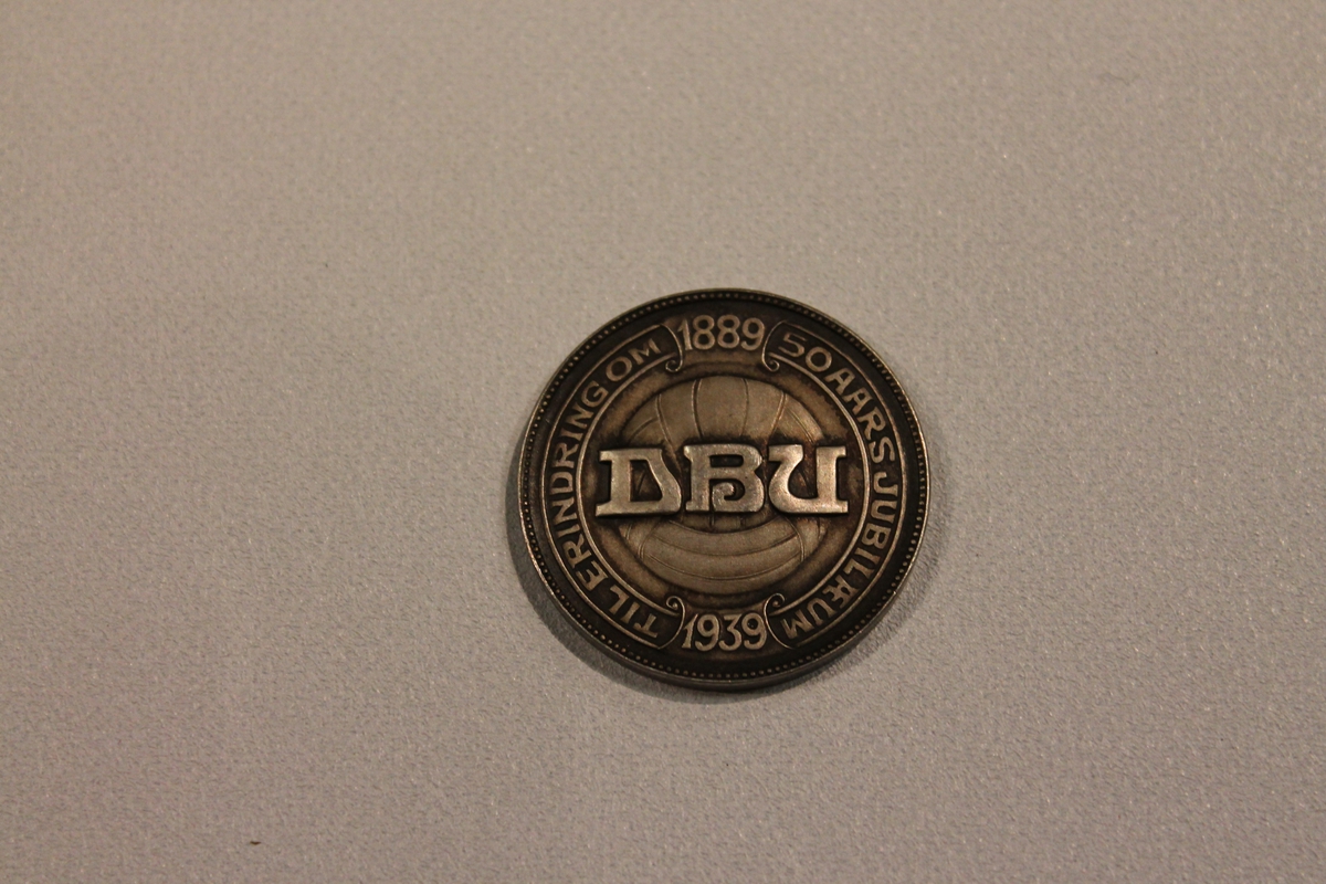 Inngravert medalje med logo til det danske fotballforbundet DBU