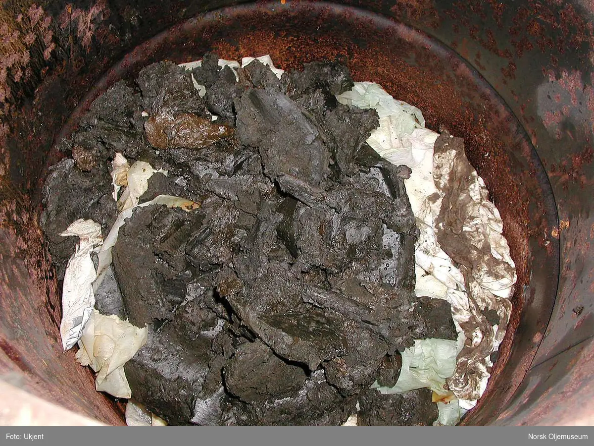 Oljeholdig avfallsstoff er ressultatet etter at rensepiggen har gjort sin jobb i rørgaten.
