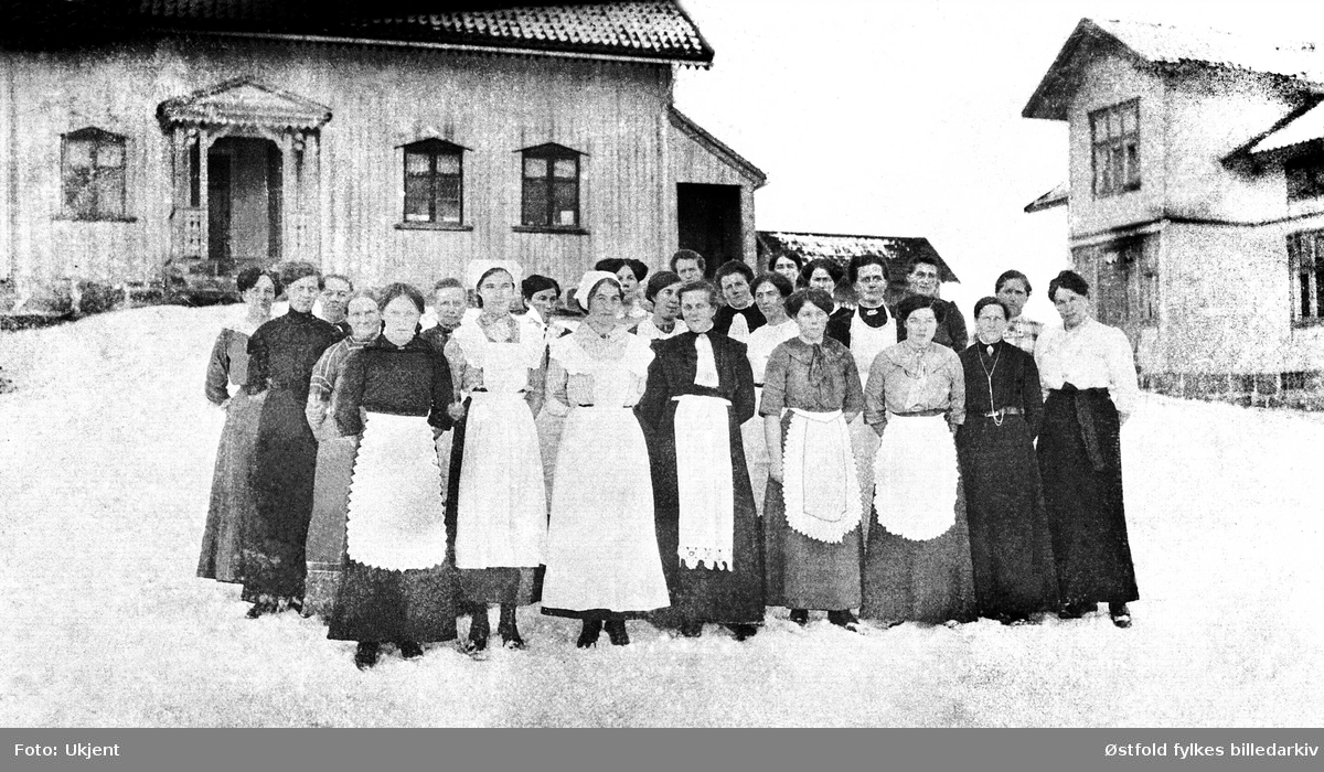 Deltakere i husholdningskurs, østre Tørnby  i Rømskog 1912. Ukjente personer.
