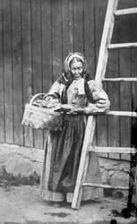 Mari Bøa i Råde, legdekjerring i Råde, ca. 1865-70.
"Lægdekj