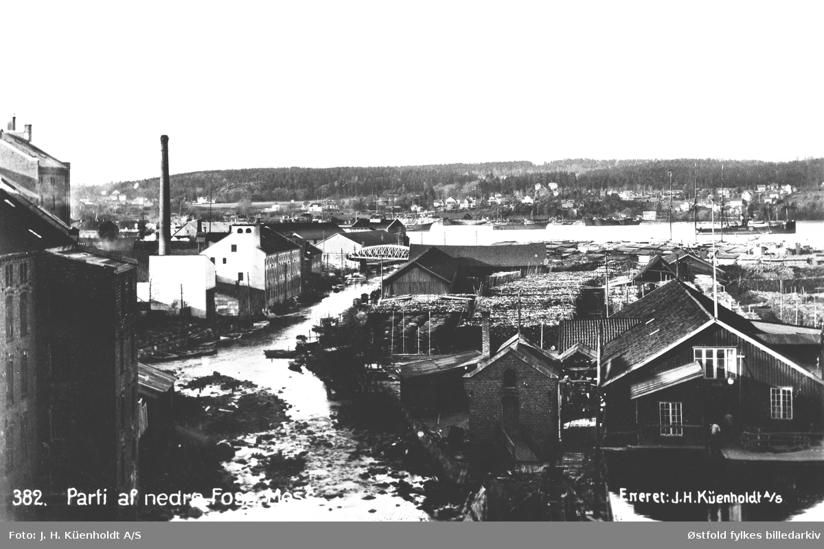Fabrikkene ved Mossefossen - Møllebyen, Kanalbrua skimtes. Usikkert når bildet er tatt.