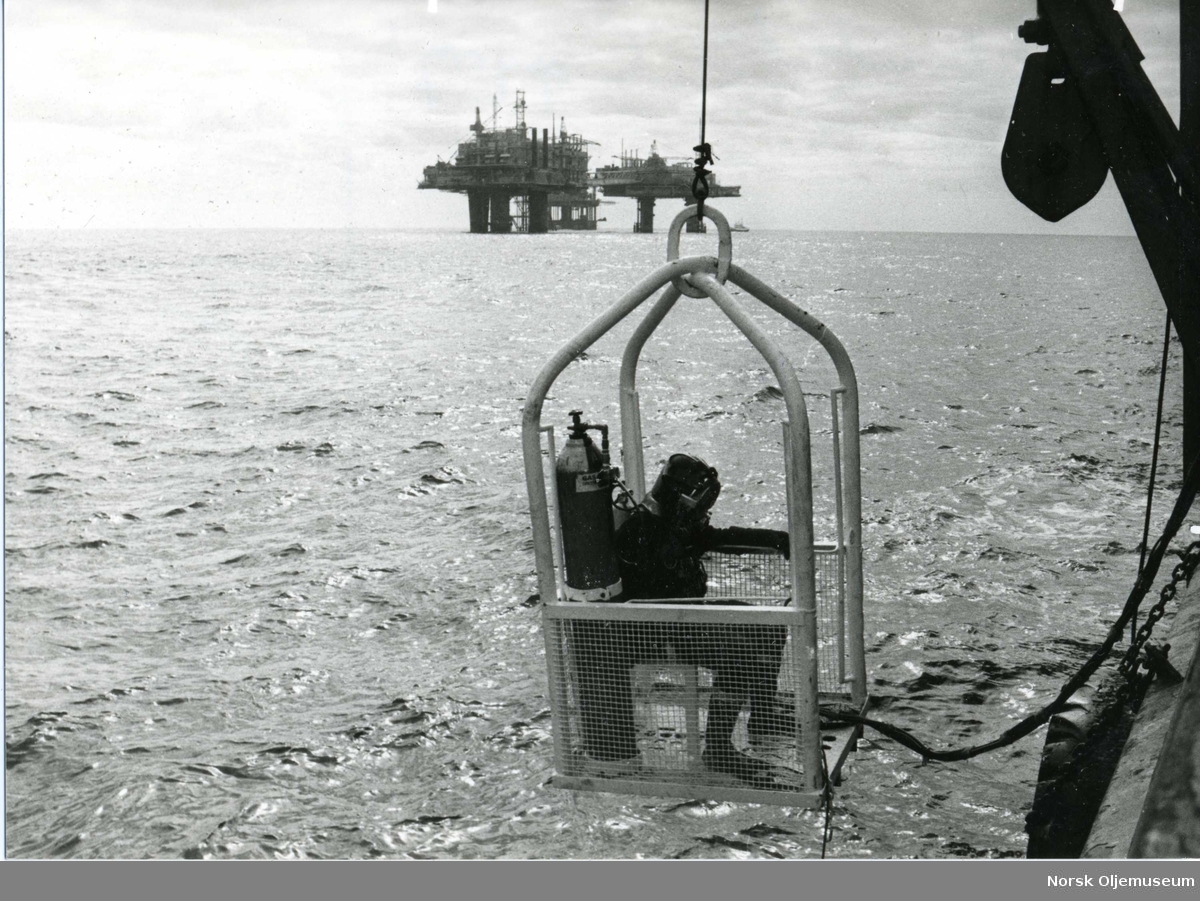 Dykker senkes ned fra dykkerfartøy for å utføre arbeid på Friggfeltet.
