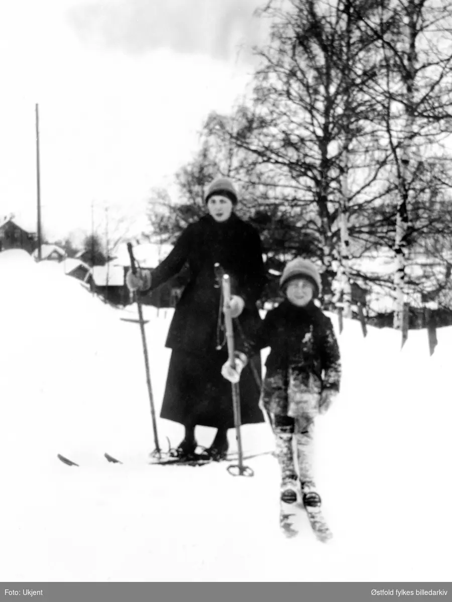 Skitur på Kitterød i Halden, 1920-25. Anna Kitterød og BorreWilskow.