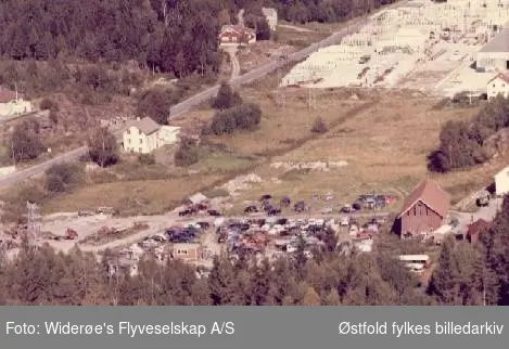 Oslovegen,  flyfoto fra 1964. Bilopphoggingsbedrift, sementfabrikk.