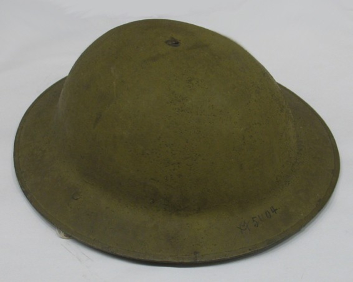 Stålhatt som använts av amerikansk soldat under 1:a världskriget i Frankrike åren 1917 - 1918.