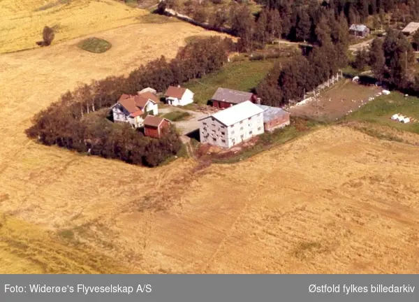 Skråfoto av gården Watvedt i Degernes, Rakkestad 3.sept. 1960.
Daværende eier var Per Gjermund Watvedt.