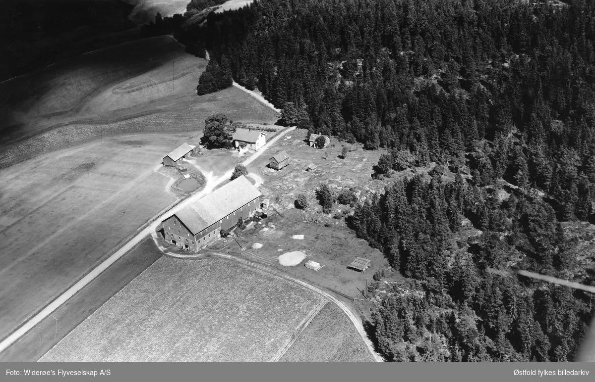 Gården Glørud i Eidsberg, flyfoto 4. august  1951.
Gårds og bruksnummer mangler. Eier 1951 var Toralf A. Glørud.