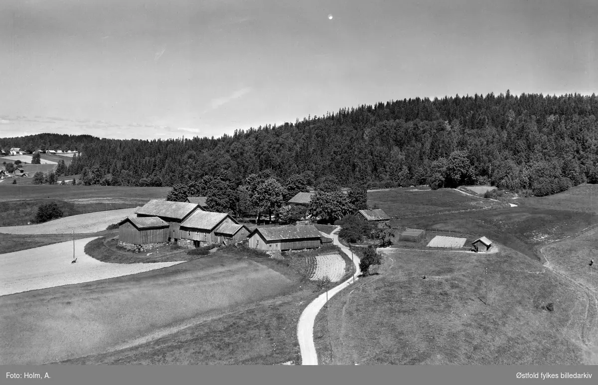 Gården Skrikerud søndre i Trøgstad,, flyfoto fra 20. juni  1957.