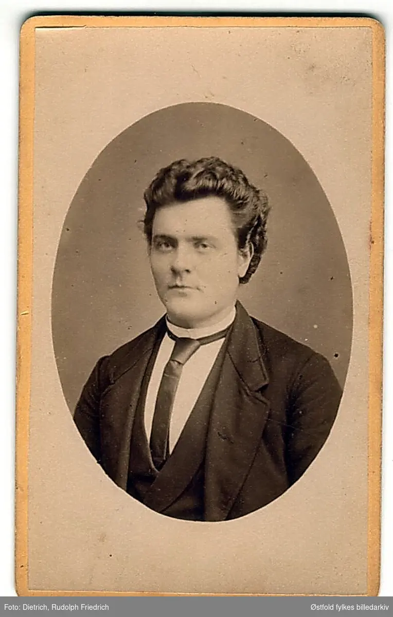 Portrett av ukjent mann,brystbilde, vignettert,  ca. 1865-1880.
Visittkort med firmamerke.