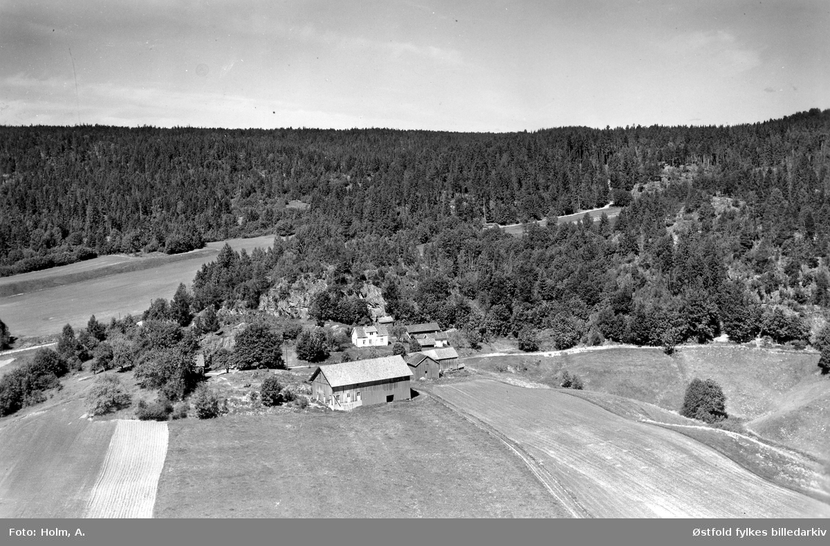 Glenne nordre gård  i Skiptvet, flyfoto 20. juni  1957.
Også kalt  Glennebakken.