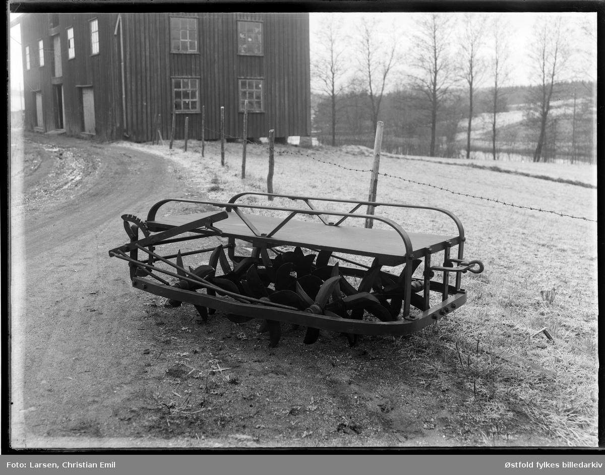 Produktfoto fra Haga Hoell, Ise i Skjeberg. Landbruksmaskiner fotografert utendørs.