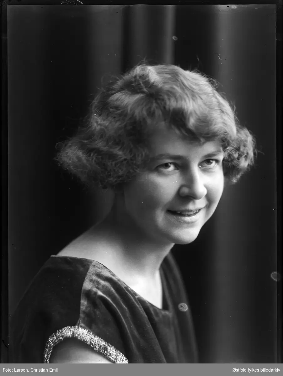 Portrett av ukjent ung kvinne, fotoatelier, 1926.