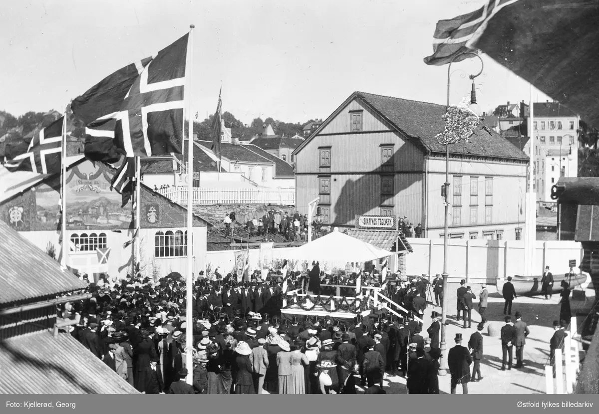 Engelsk besøk i  Arendal, ant. 1910.
A/S Skarpnes teglværk (paviljong)  utstilt båt. Kan det ha vært en utstilling?