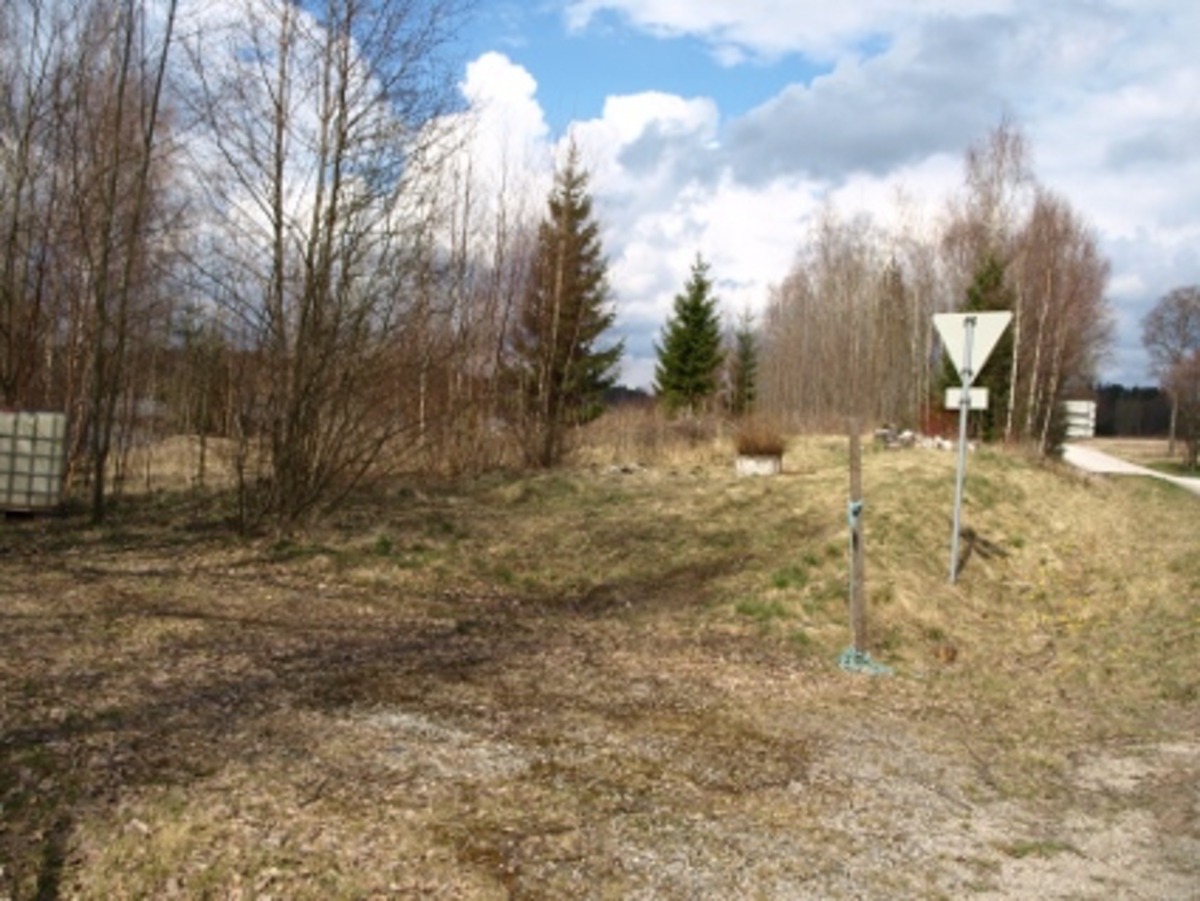 Liggesletten Solheimlandet ble benyttet av reisende helt inn på 1950-tallet. Deretter ble det en campingplass. Stedet er nå bevokst med gress og noen små trær. 

Lägerplatsen Solheimlandet användes av resandefolket in på 1950-talet. Därefter blev den campingplats. Platsen är nu bevuxen med gräs och småträd. 

