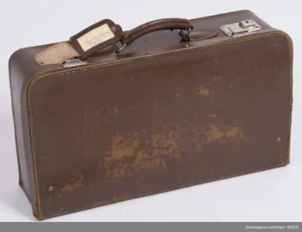 Liten brun koffert i lær med låsbeslag av stål. 