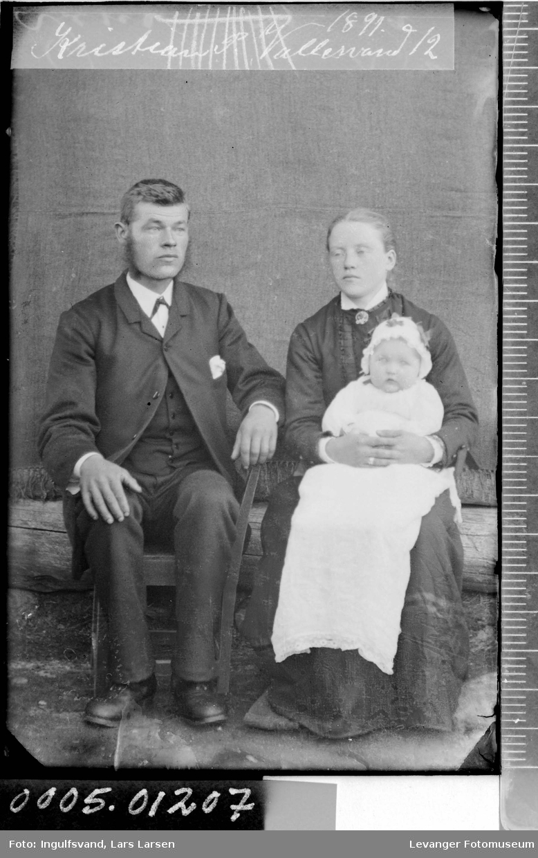 Portrett av en kvinne, en mann og et barn i dåpskjole.