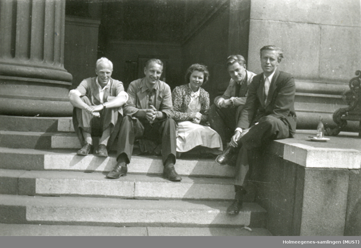 En kvinne og fire menn sittende på en trapp, ant. Universitetet i Oslo.
