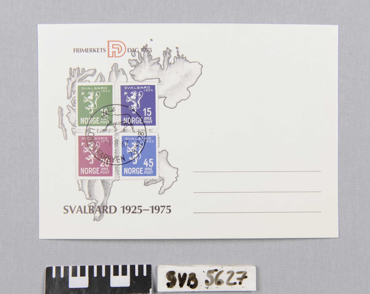 Cremehvit papir med trykt tekst, illustrasjon, stempelavtrykk og fire frimerker på forsiden.