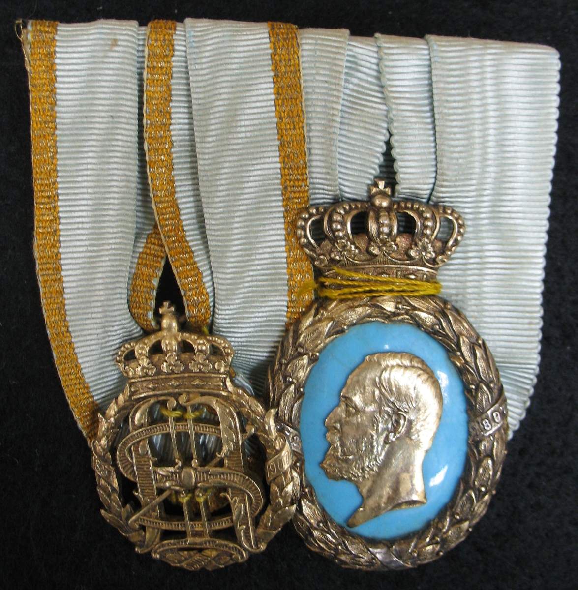 Orden till vänster: Minnestecken från Konung Oscar II's och drottning Sophias guldbröllop är 1907.

2011: Preussisk bandmontering