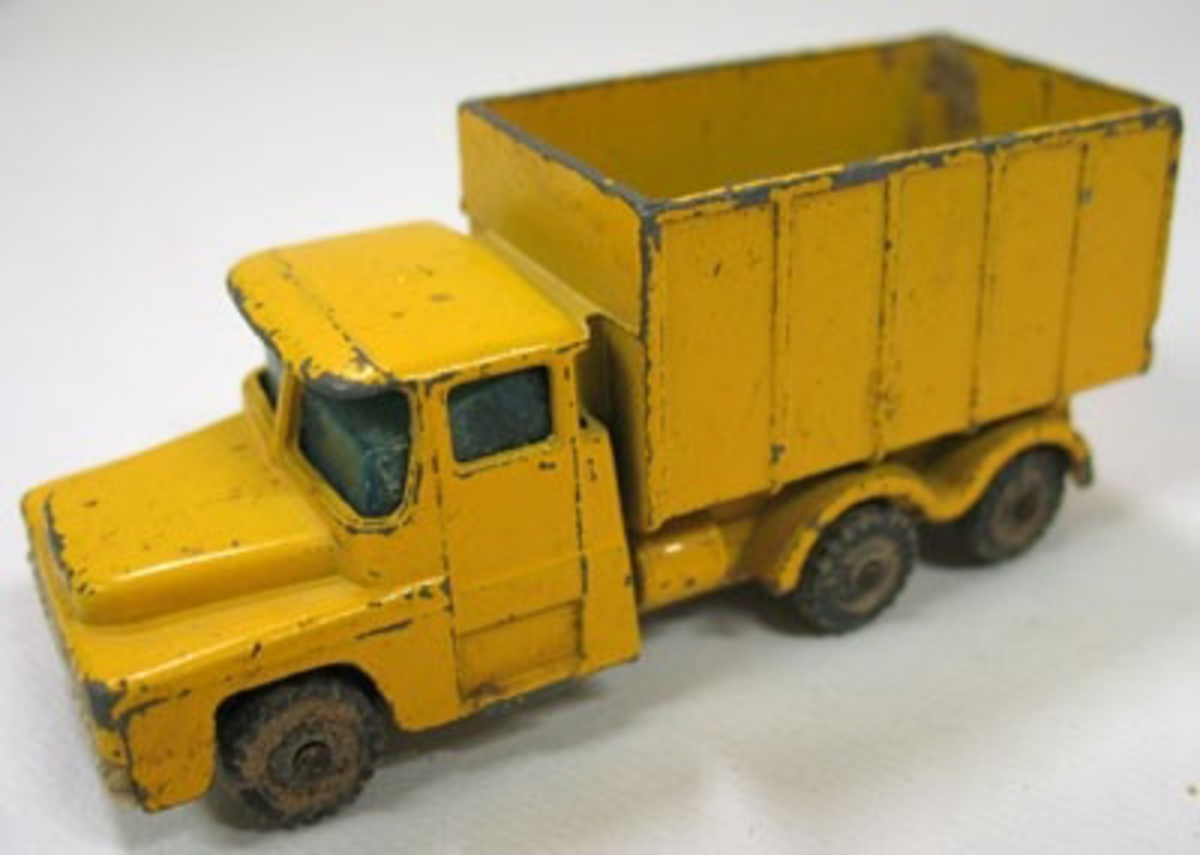 Gul lastbil.

En av 12 st. leksaksbilar av metall tillverkade av Lesney Products & Co. Storbritannien.

Förutom personbilar finns en tankbil, en dubbeldäckad buss, en kranbil samt en lastbil. Bilarna är tillverkade under 1960-70 talet och är samtliga av metall. Flera av bilarna är hårt slitna.
Längd 5,2-8,2 cm.