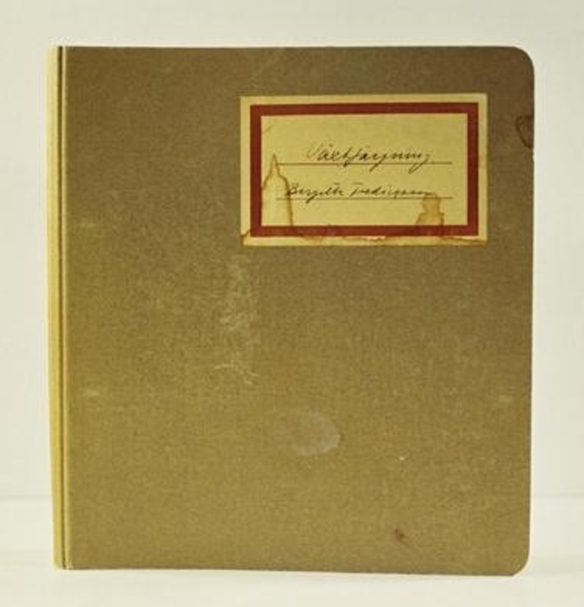 Pärm, så kallad ringpärm, om växtfärgning skrivet i dagboksform. Användes och skrevs av givaren inom undervisningen vid Johanna Brunssons vävskola i Stockholm 15/8 - 28/8 1945.