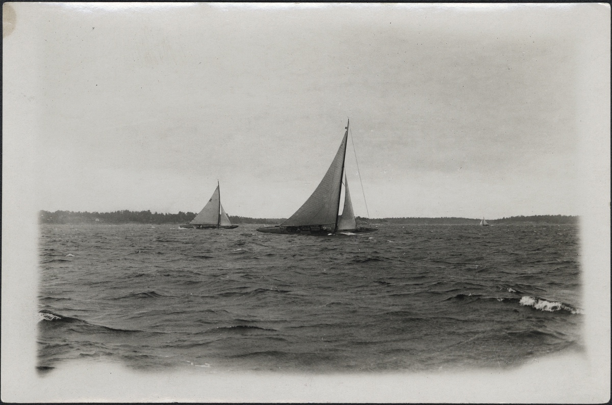 EBELLA och SINGOALLA under Sandhamnsregattan 6 augusti 1922.