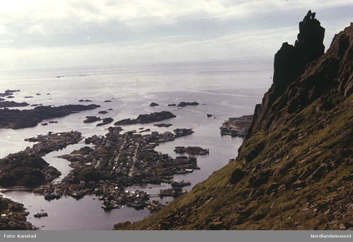 Utsikt mot Svolvær fra toppen, Svolværgeita i fgr.