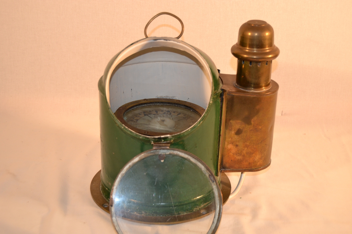 Kompass med natthus og parafinlampe