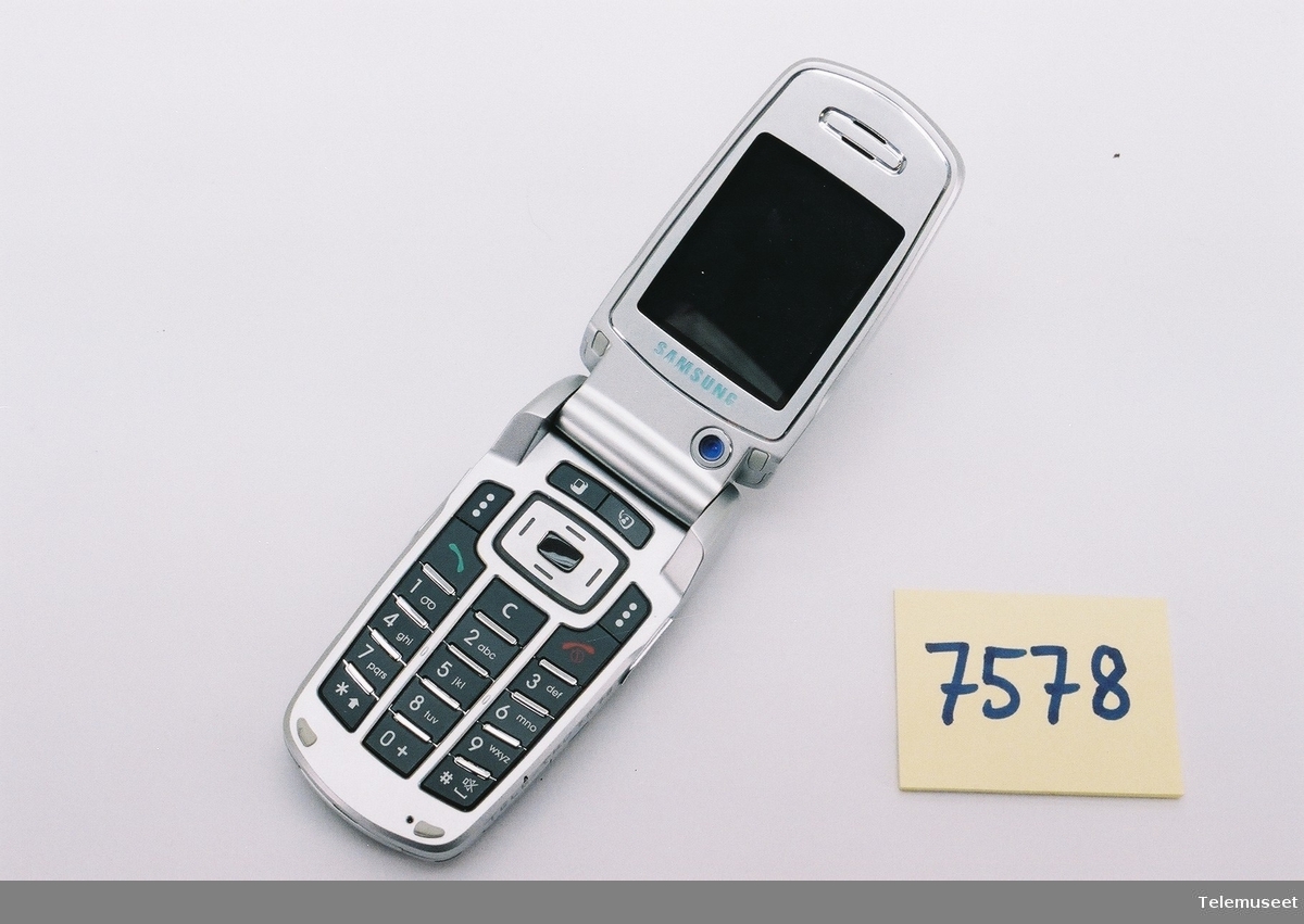 Samsung
SGH-Z500
GSM 900/1800/1900
FCC ID: A3LSGHZ500
IMEI: 355909/00/408152/0
S/N: R1WY845478E
Batteri: 3,7 Li-ion polymer BST 4299BE