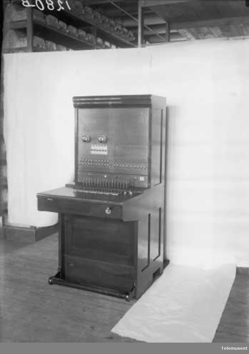 PBX kabinettveksler for KTA 
30+6+1 lj. 3.4.1923 Elektrisk Bureau.